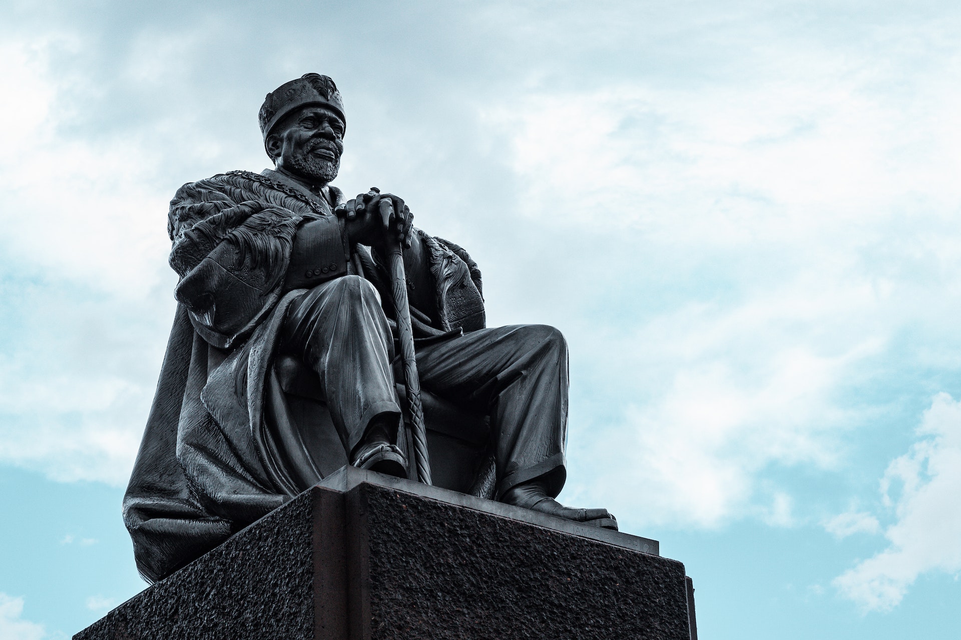 A statue of the historical figure Jomo Kenyatta.