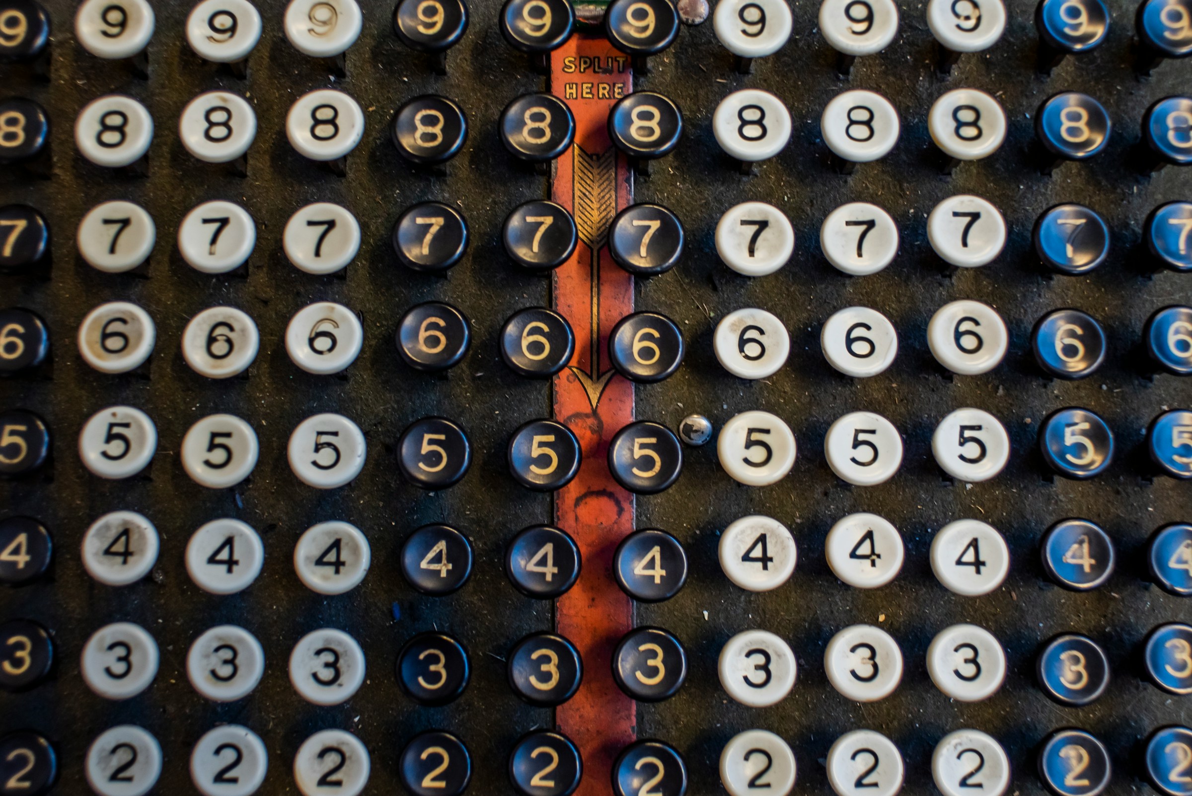 Number keys from old typewriters arranged in order.